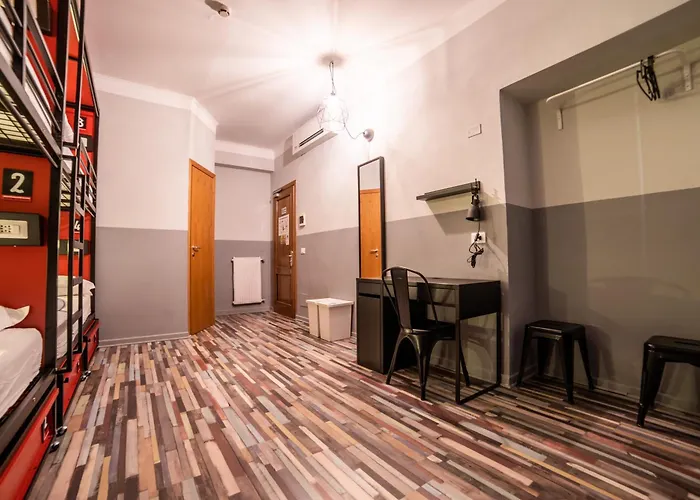 Yellowsquare Hostel
